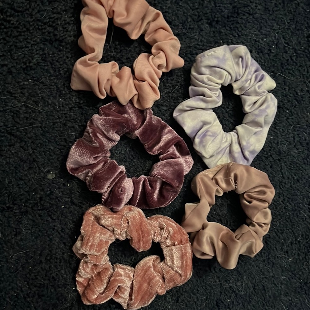 5 scrunchies, two velvet, three polyester